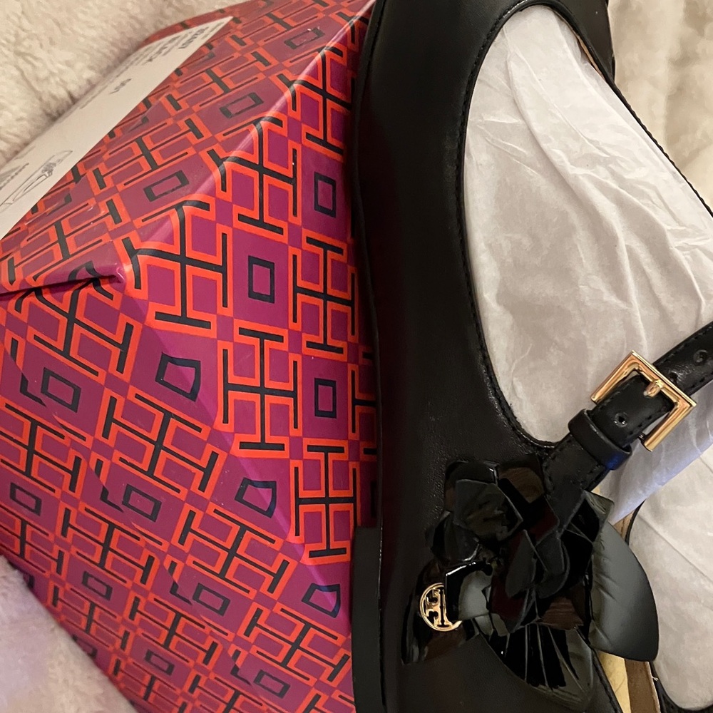 Elegant New With Tags Tory Burch Black T-Strap Cap Toe Flat Women's Shoes 7M - Picture 3 of 13